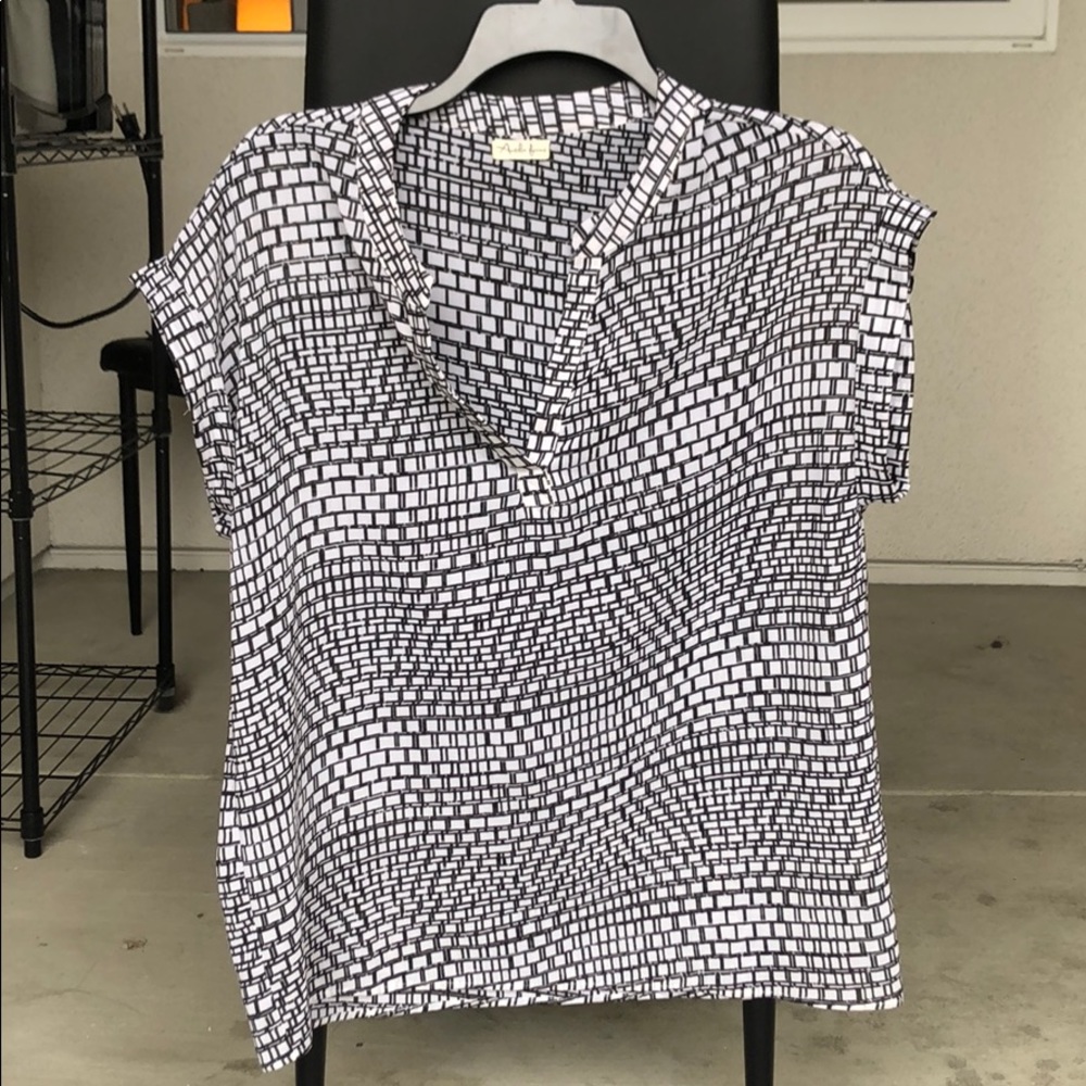 Black/White Top